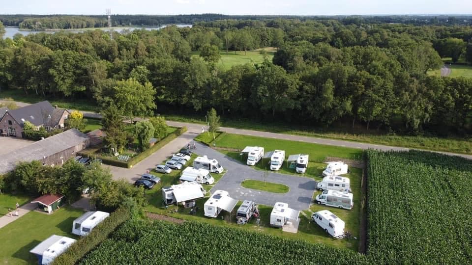 Camperplaats tussen het groen bij De Hane