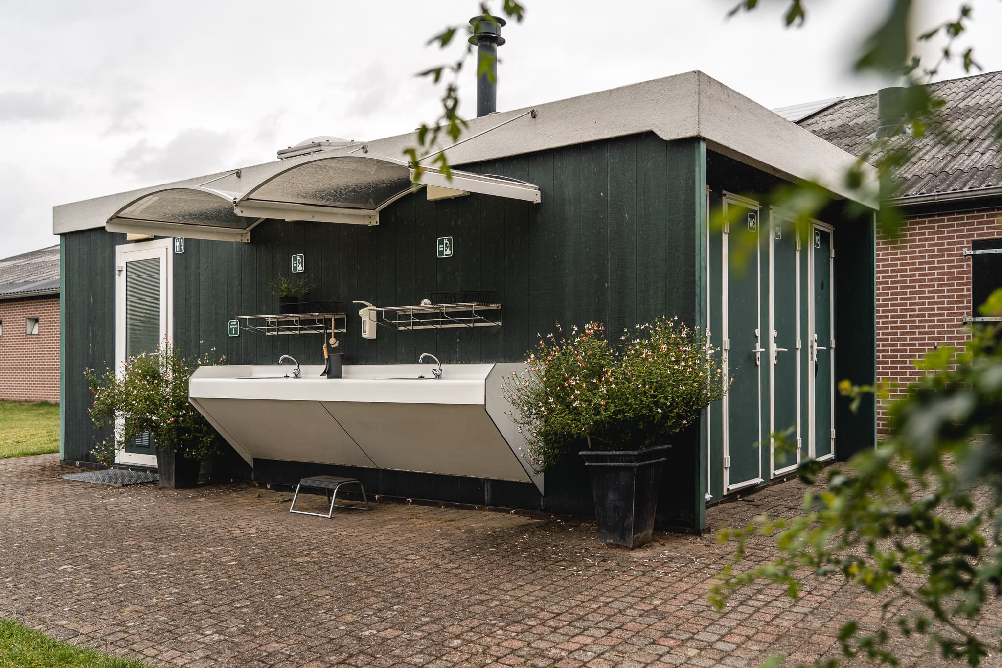 Caravan op een ruime kampeerplaats bij De Hane