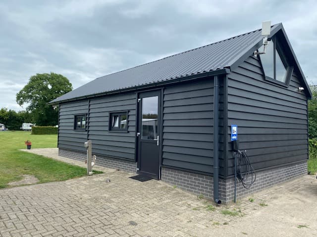 Doucheruimte in het nieuwe sanitairgebouw van De Hane