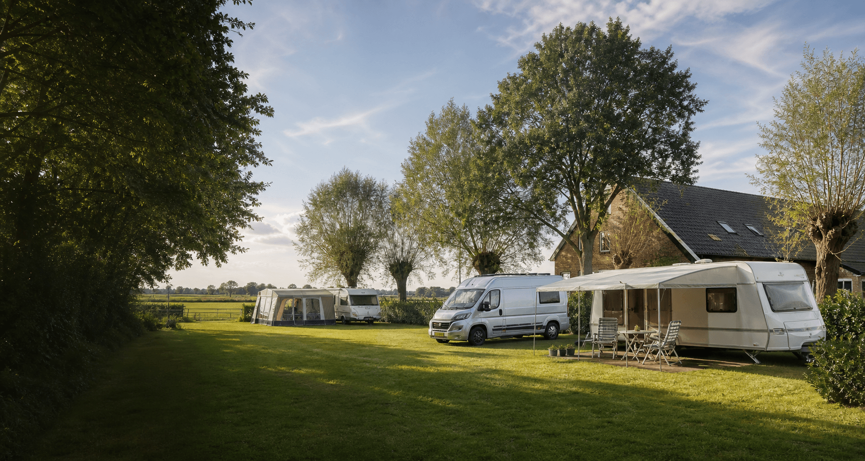Groene kampeerplek met tent tussen bomen